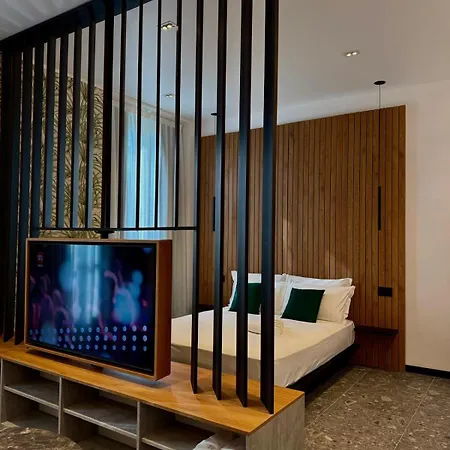 Aparthotel Roomscarlofelicestation 4*