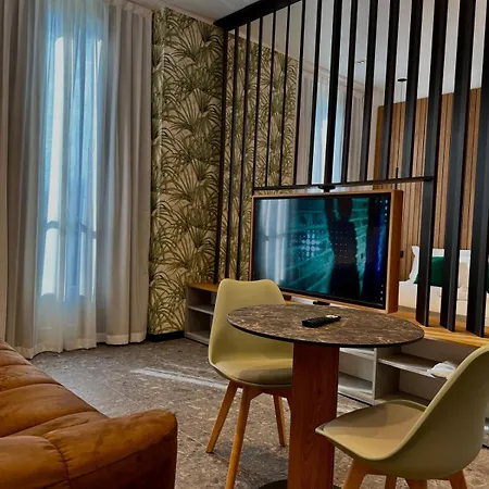 Aparthotel Roomscarlofelicestation