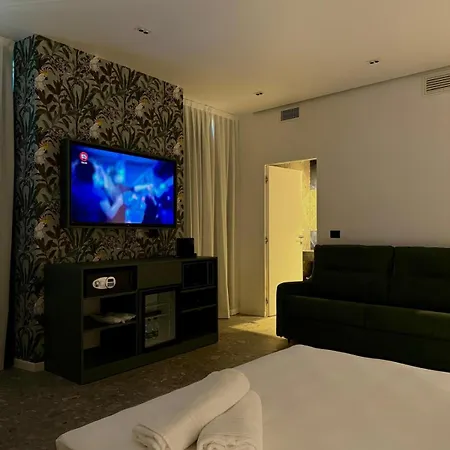 Roomscarlofelicestation Turin