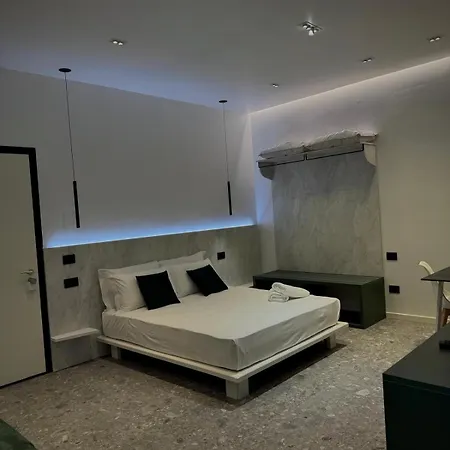 Roomscarlofelicestation Apart-hotel