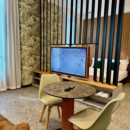 Roomscarlofelicestation Aparthotel 4*