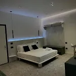 Roomscarlofelicestation Aparthotel
