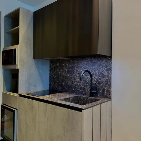 Roomscarlofelicestation 公寓式酒店 4*