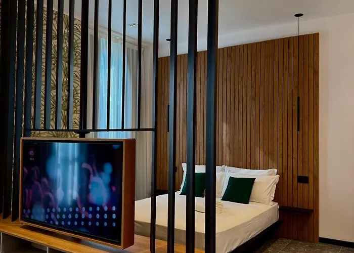 Aparthotel Roomscarlofelicestation 4*